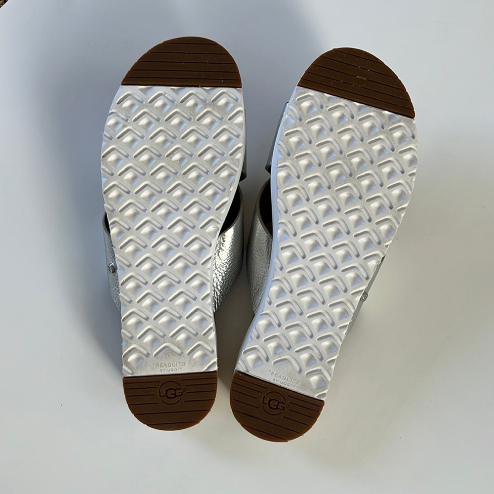 UGG Kari Metallic Sandal 11 - Picture 5 of 11